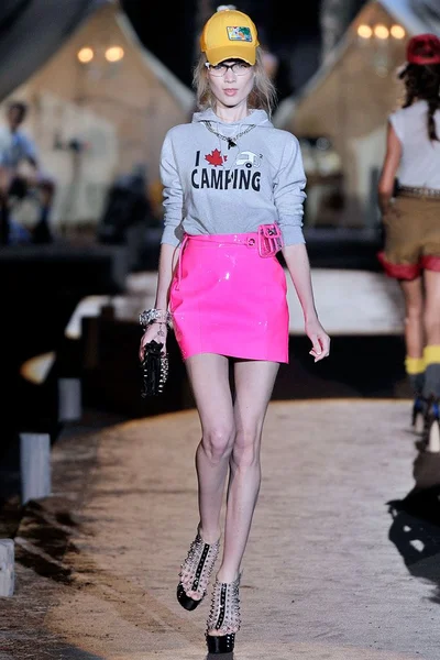 Look 16